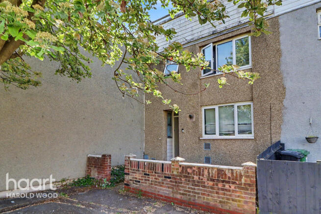 3 bed property, in Coltsfoot Path, £300,000
