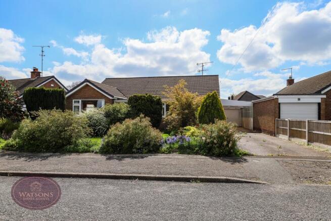 2 bed property, in Highfield Road, £270,000