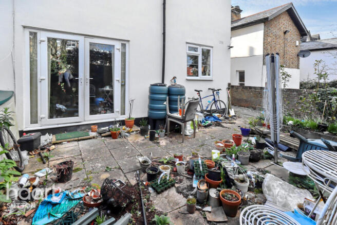 1 bed property, in St James Road, £190,000