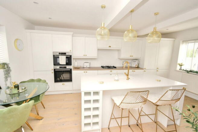 3 bed property, in Knights Way, £290,000