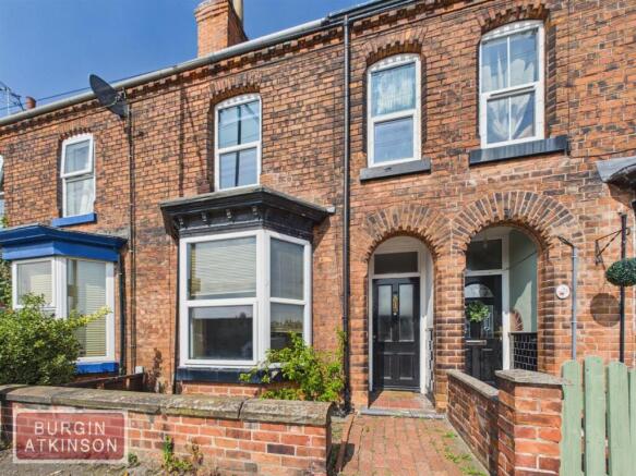 2 bed property, in Station Road, £130,000