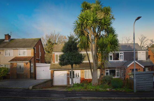 4 bed property, in Grafton Close, £380,000