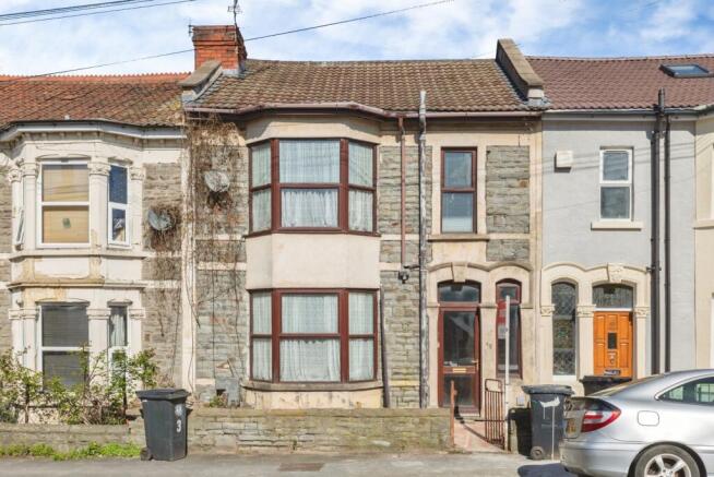 2 bed property, in Robertson Road, £200,000