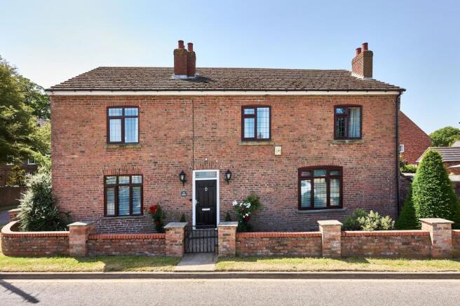 5 bed property, in Main Street, £650,000
