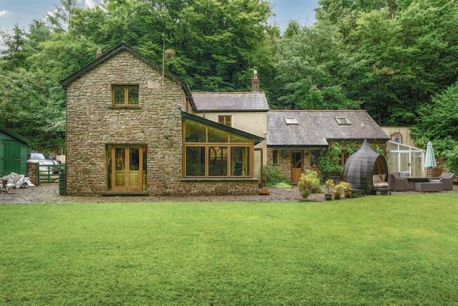 4 bed property, in Parkham, £765,000