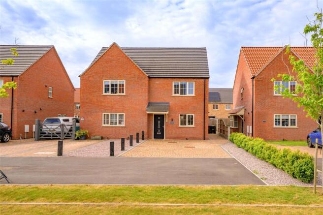 2 bed property, in Saxon Way, £215,000
