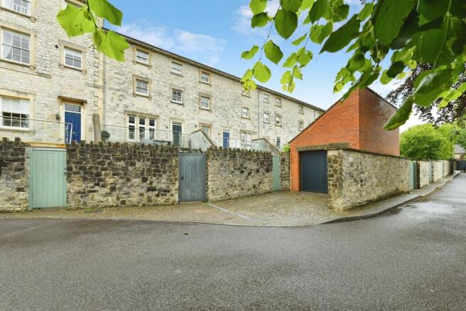 3 bed property, in West End Court, £305,000