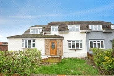 5 bed property, in Gobions Avenue, £525,000