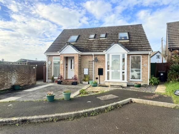 1 bed property, in Willow Close, £212,000