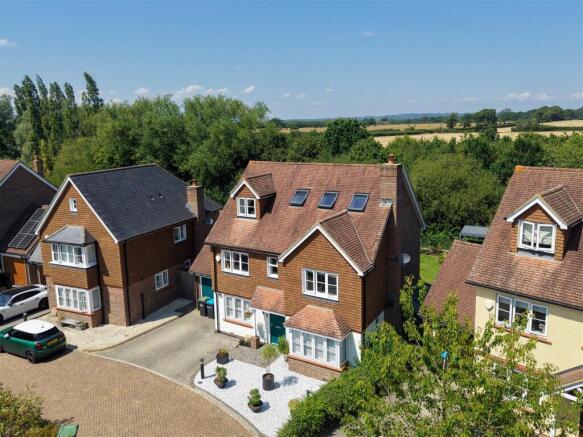 5 bed property, in Hurstbeech Close, £800,000