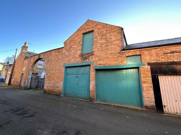 6 bed property, in Oriel Crescent, £275,000