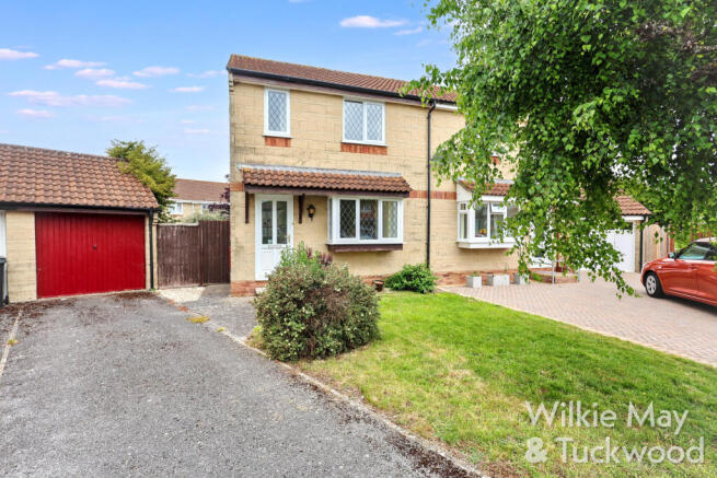 3 bed property, in Highgrove Close, £230,000