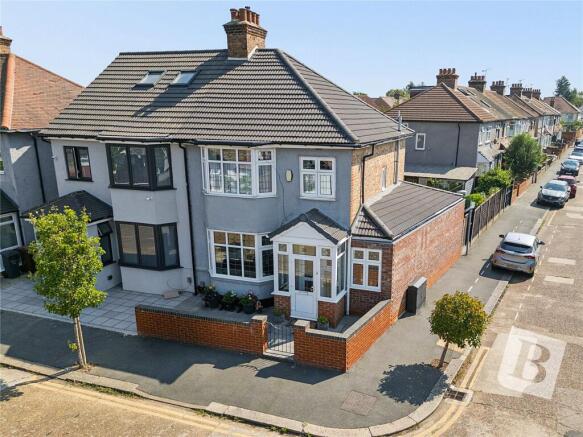 3 bed property, in Mayfair Avenue, £550,000