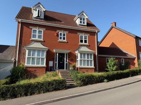 5 bed property, in Graham Way, £465,000
