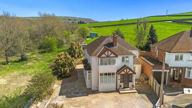 4 bed property, in Middlehills, £695,000