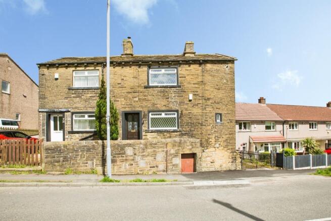 1 bed property, in Clough Lane, £90,000