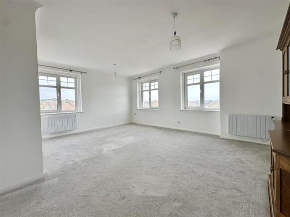 1 bed property, in De La Warr Parade, £167,500