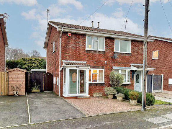 2 bed property, in Pickwick Place, £150,000