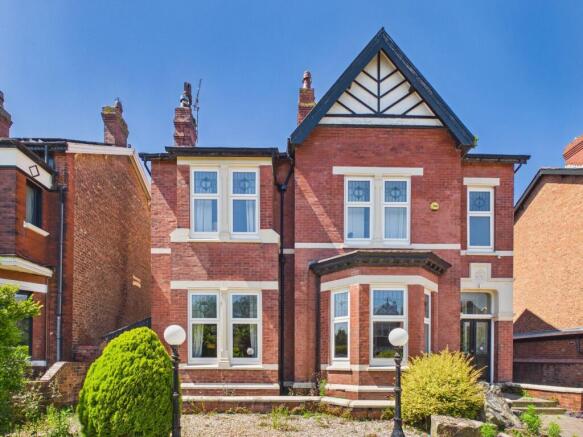 5 bed property, in Lethbridge Road, £600,000