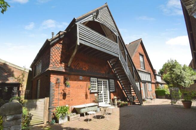 1 bed property, in Ossington Mews, £200,000