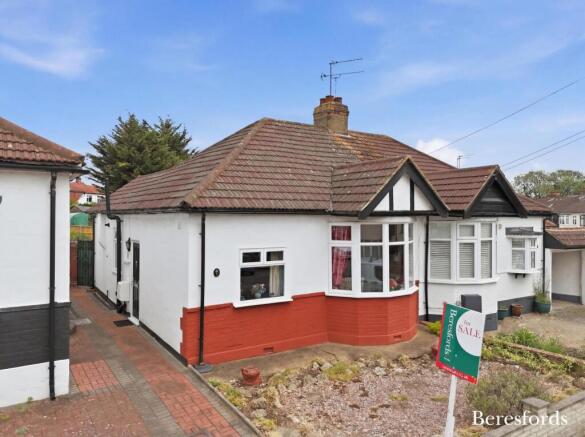 2 bed property, in Brooklands Gardens, £425,000