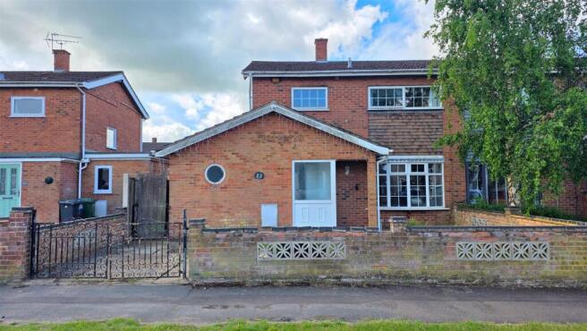 4 bed property, in Heather Gardens, £185,000