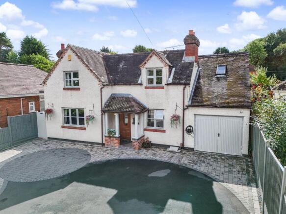 5 bed property, in Ketley Town, £450,000