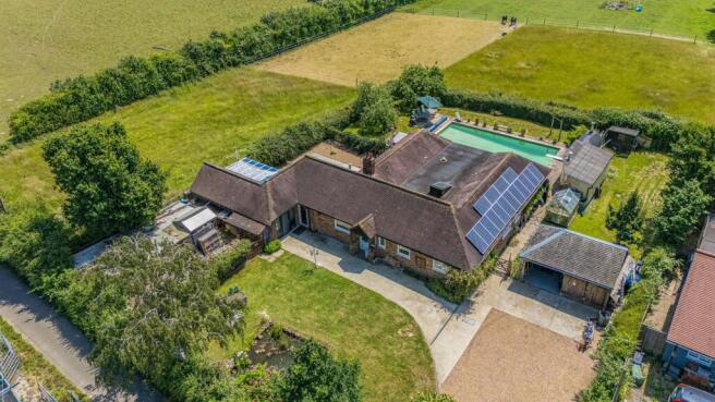 6 bed property, in Buckholt Lane, £900,000