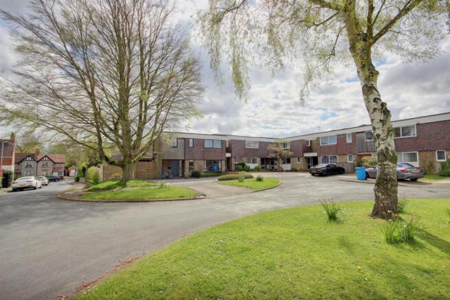 4 bed property, in Priory Close, £260,000