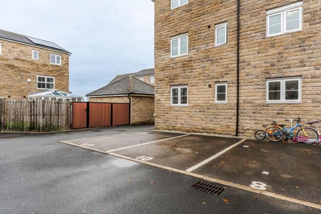2 bed property, in Highfield Chase, £85,000