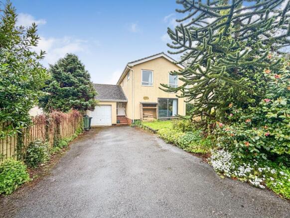 4 bed property, in Old Manor Close, £510,000
