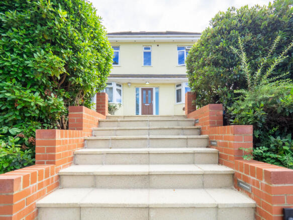 7 bed property, in Dashwood Avenue, £800,000