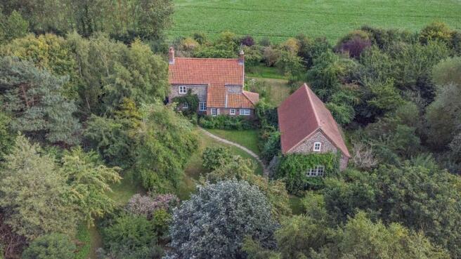 3 bed property, in Mill Common Road, £585,000