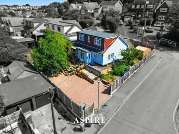 3 bed property, in Castle Drive, £625,000