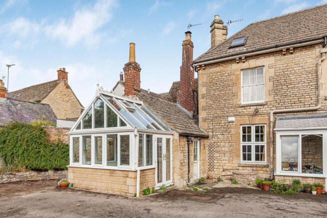 2 bed property, in Station Road, £225,000