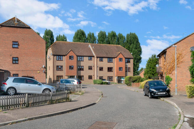 2 bed property, in Orchid Close, £100,000