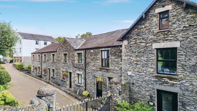 2 bed property, in 2 Artlecrag, £280,000