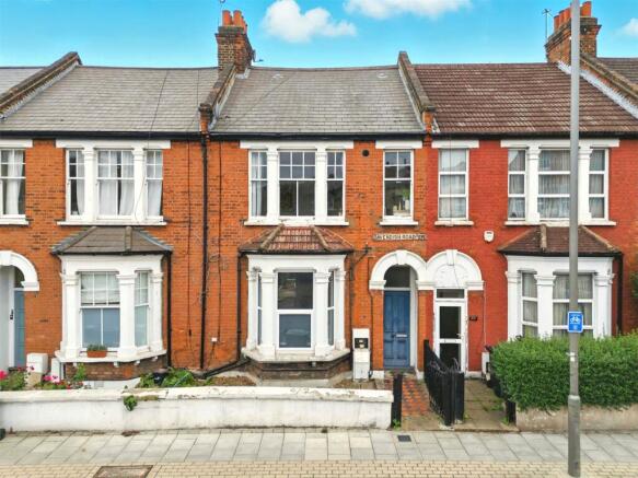 1 bed property, in Cavendish Road, £600,000