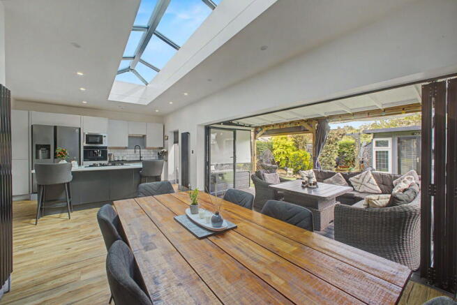 4 bed property, in Queens Drive, £675,000