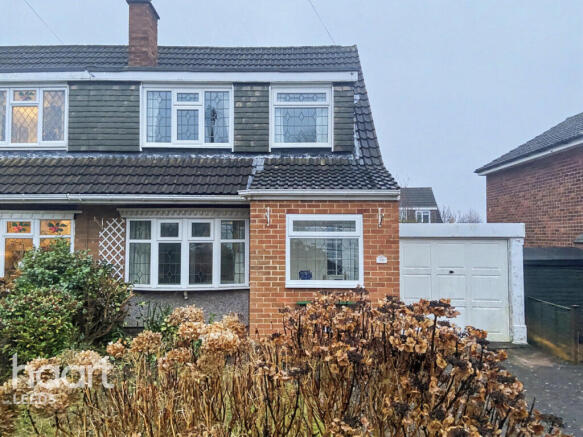 3 bed property, in Holmwood Drive, £290,000