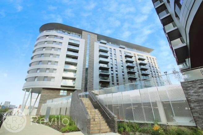 Studio, in Apt 213, £129,950