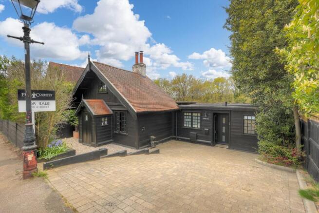 3 bed property, in Baldwins Hill, £950,000