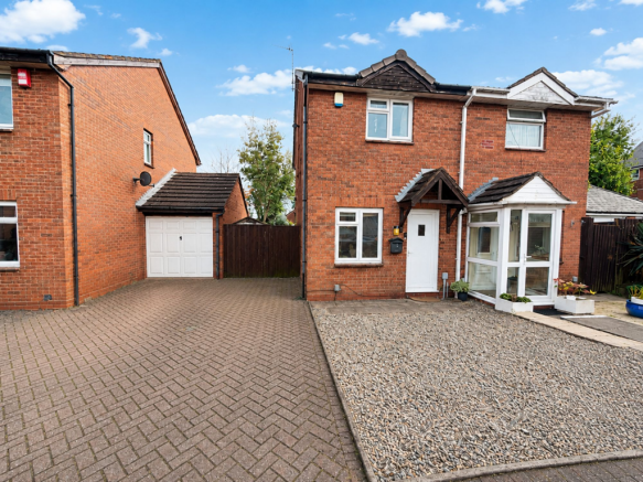 2 bed property, in Shawley Croft, £240,000