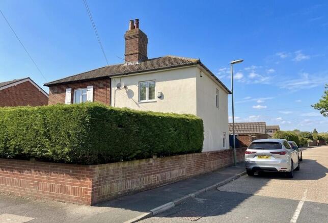 2 bed property, in Brewers Lane, £300,000