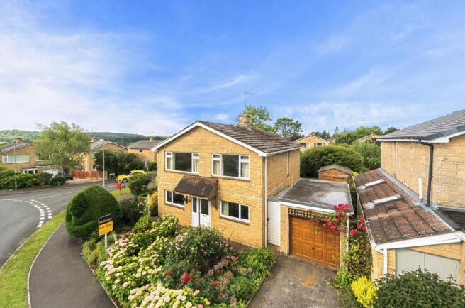 4 bed property, in Castle Road, £500,000