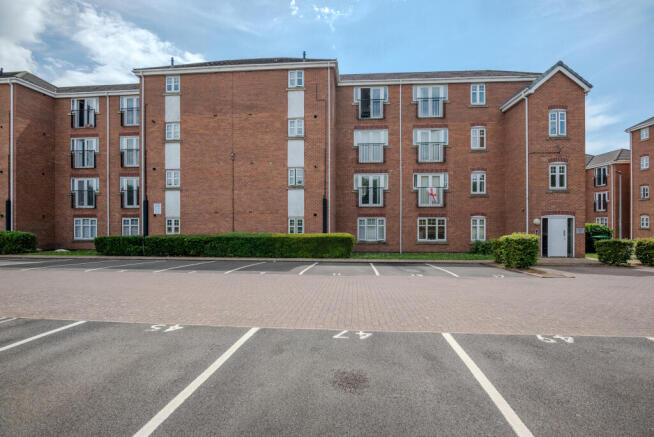 2 bed property, in Bonneville Close, £100,000