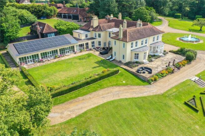 9 bed property, in Coopersale, £9,000,000