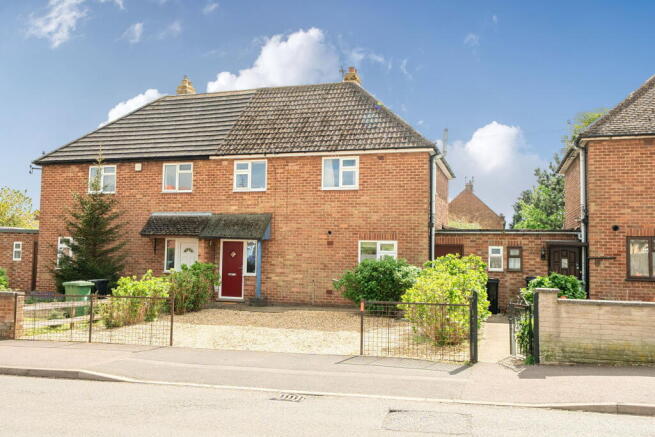 3 bed property, in Cold Overton Road, £255,000