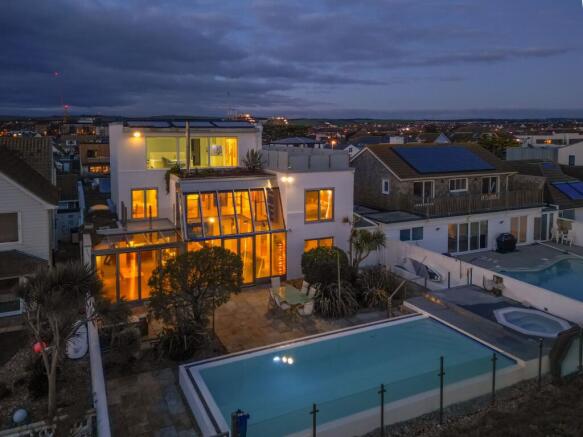 5 bed property, in Old Fort Road, £2,500,000