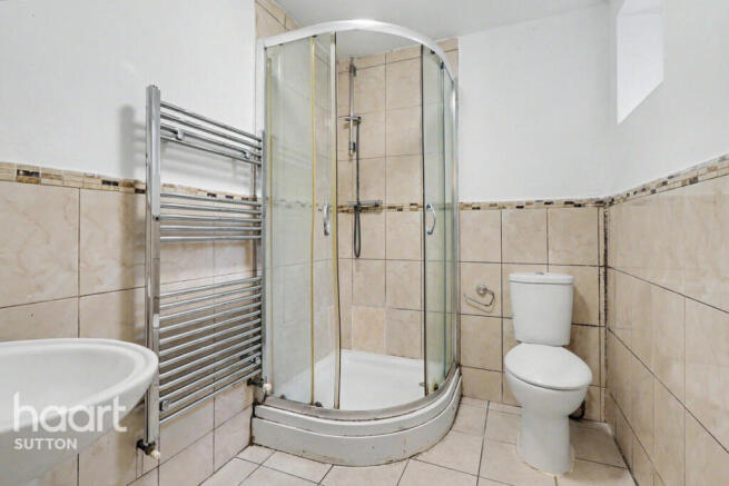 2 bed property, in The Broadway, £270,000